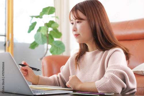 スマートフォンで動画を見る女性