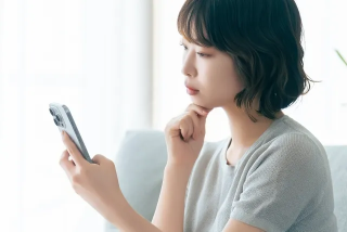 何から始めるか考える女性